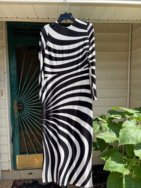 Donna Morgan Black and White Long Sleeve Swirl Maxi Dress
